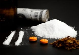 Kapen drogë, para e telefona në Qafë Morinë