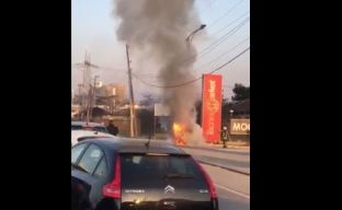 Në rrugën Prishtinë – Fushë Kosovë digjet një veturë [video]