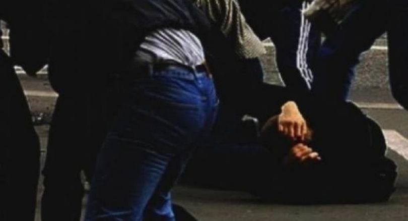 Rrahje me mjete të forta, lëndohet 20 vjeçari