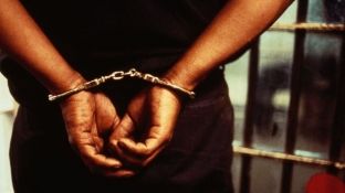  Arrestohet ish-polici që tentoi marrëdhënie seksuale me 12 vjeçaren