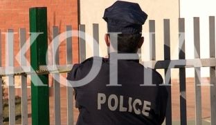 Vidhet një veturë në Bregun e Diellit