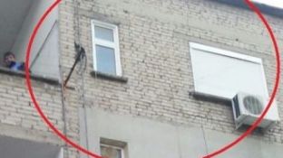 Burri hedh bashkëshorten nga dritarja në Fier, në polici tregon se pse e bëri