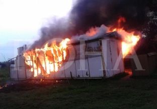 Digjet një shtëpi në Prizren, dy të lënduar