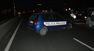 Makina bie në humnerë, 1 i vdekur 3 të plagosur