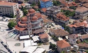 Krim monstruoz në Korçë, babai var 2 fëmijët e mitur e më pas veten