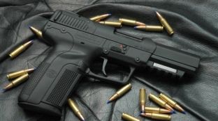 Një femër në Prizren arrestohet për armëmbajtje ilegale