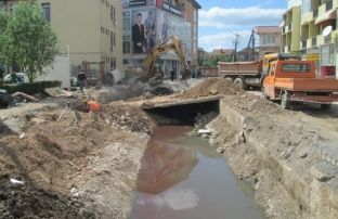Një grua bie në gropën tek shtrati i lumit që po rregullohet në Gjilan