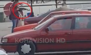 Kërcënim me kallashnikov në pikë të ditës te Stacioni i Autobusëve në Prizren [video]