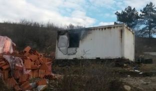 Në veri të Mitrovicës digjet kontejneri i policisë
