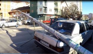 Bie shtylla ndriçuese në Mitrovicë, dëmtohen dy automjete