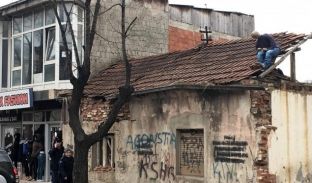 Mjet i dyshimtë mbi kulmin e një shtëpie [foto]