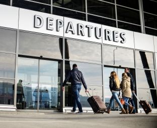 Arrestohen dy persona për “hyrje në sistemin kompjuterik” të Aeroportit “Adem Jashari”