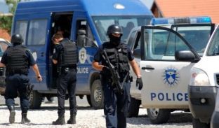 Konfirmohet se 15 policë shqiptarë janë marrë në pyetje