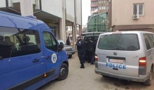 Tridhjetegjashtë policët e arrestuar sot dalin para gjykatës