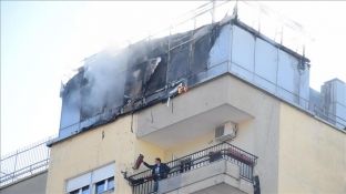 Zjarr në një pallat në Tiranë