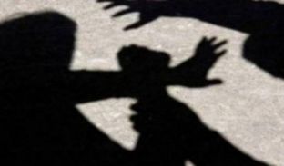  Nëntë meshkuj e një femër përfshihen në rrahjen masive para Gjykatës së Pejës