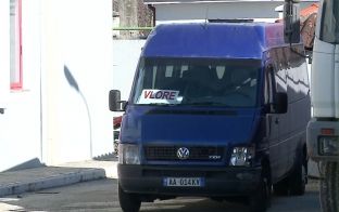  48 vjeçi tentoi rrokullisjen e furgonit në autostradë, mbahet nga pasagjerët