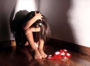 Tre vjet burg për shqiptarin që abuzoi seksualisht me motrën 15-vjeçare