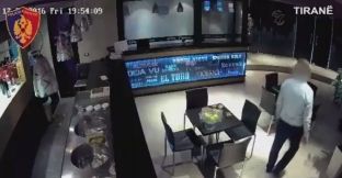 Aksioni i policisë duke kapur grabitësin e kazinove në Tiranë [video]