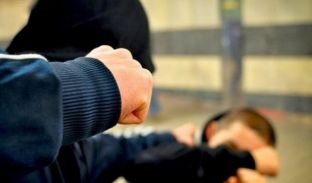  Sulmon dy persona në Gjilan, arrestohet