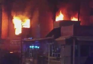 Digjet një objekt në Pejë, të lënduar 13 persona, mes tyre edhe fëmijë [video]