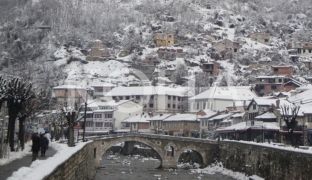 Një person i pastrehë gjen vdekjen si pasojë e acarit
