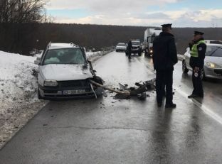 Aksident në Dollc të Klinës, një polic i lënduar