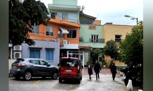 20-vjeçarja shqiptare braktis 3 vajzat e mitura, arrestohet edhe babai i vajzave
