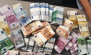 Deshën të depononin para false, arrestohen