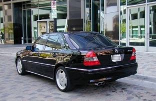 “Mercedesit” të padoganuar ia vë targat e veturës legale