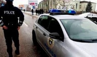 U turren me veturë drejt policisë, arrestohen