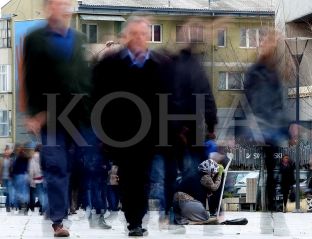 Prizren, 7 vjeçja rome kërkon lëmoshë në acar, Policia ndalon gjyshin e saj 