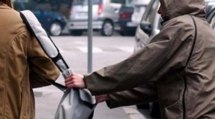 Kapen në Gjilan grabitësit e çantës së një femre