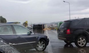 Përmbyset kamioni në autostradën Tiranë-Durrës