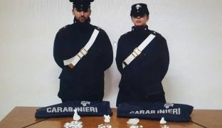 Fshehu dozat e kokainës në pampersin e djalit, arrestohet shqiptari