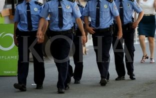 Dy të dehur kërcënojnë zyrtarët policorë