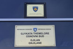 Për sulm me sëpatë arrest njëmujor shtëpiak dhe masë paraburgimi