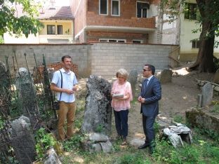 Nis studimi i gurëve mbivarrorë në Teqenë e tarikatit Sinani në Prizren
