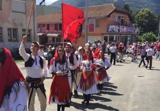  Plava e Gucia shpërthejnë në këngë e valle shqipe