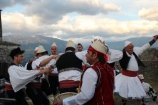 Producenti amerikan i mahnitur me polifoninë shqiptare