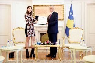 Thaçi ia dorëzon Medaljen e Meritave këngëtares Dua Lipa