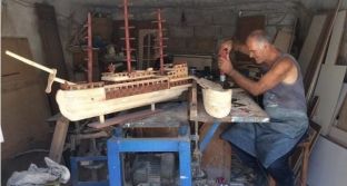 Artisti i veçantë i anijeve në Vlorë