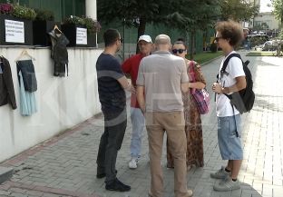 Protestuan aktorët e Teatrit të Gjilanit, përmendin tri arsye [video]