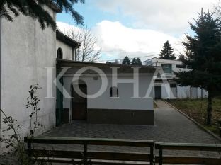 Tyrbja e Xhylfatynit, nëntë muaj pas djegies, mbetet e parestauruar