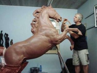 “Freedom” me pikturat e artistit shqiptar që kërkoi lirinë në SHBA
