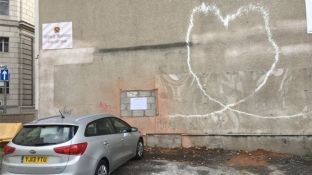 “Zhduket” edhe një mural i Banksyt