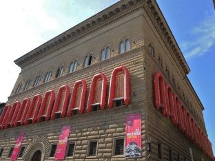 Anijet e refugjatëve mbulojnë monumentin e Firences