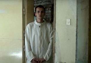  Artisti që eksperimenton lirshëm me artin e tij [video]