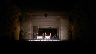 “Një shfaqje teatri...” për marrëzitë e politikës kosovare dhe të BE-së