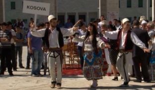 Tirana “vishet” me folklorin e qyteteve shqiptare